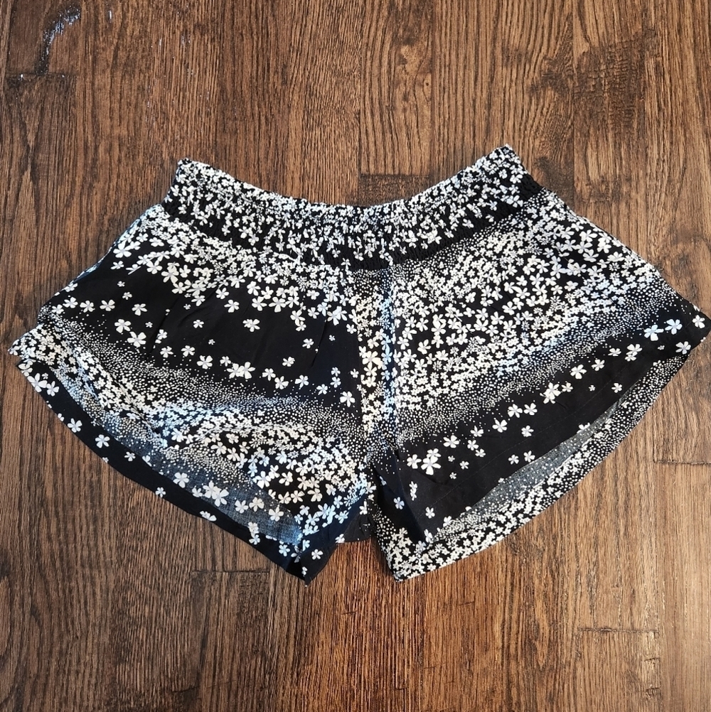 Olivaceous NWT Women’s | lot of 2 | Black and White Shorts size Small